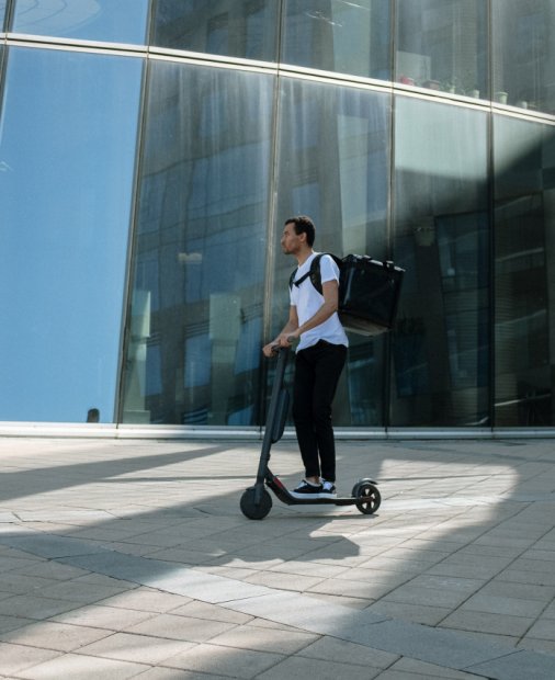 La ce se uită românii când cumpără trotinete electrice și cât cheltuiesc pe ele