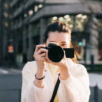 Sony lansează ZV-E10, cameră foto pentru vloggeri și creatori de conținut