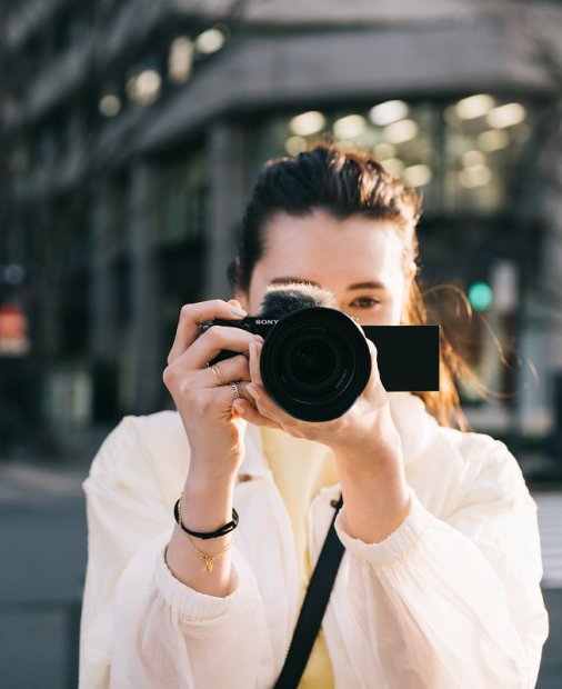 Sony lansează ZV-E10, cameră foto pentru vloggeri și creatori de conținut