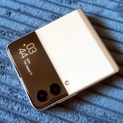 REVIEW Samsung Galaxy Z Flip 3: Nu te îndoi de viitorul telefoanelor flexibile