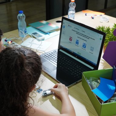 LabBox, startupul care transformă copiii în creatori de tehnologie, pe SeedBlink