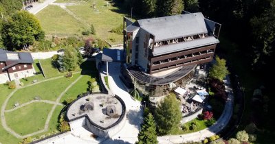 VIDEO Hotel Lux Garden Azuga: relaxare și conferințe lângă pârtiile de schi