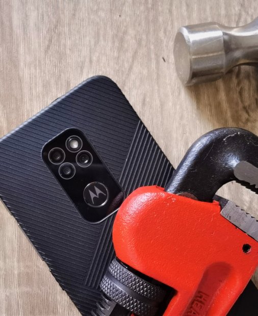 REVIEW Motorola Defy: Smartphone rugged cu accent pus pe design