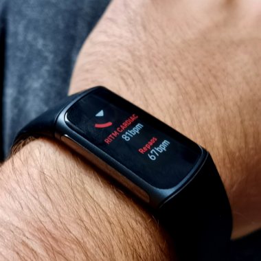 REVIEW Fitbit Charge 5: Tot ce ți-ai putea dori de la un fitness tracker