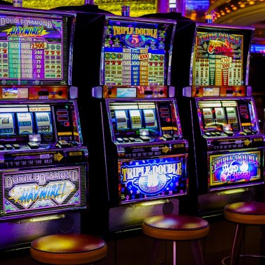 Pandemia a lovit în păcănele: Piața pariurilor și a jocurilor de noroc, în picaj
