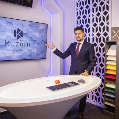 Kuziini: Un showroom de mobilă în care îți configurezi bucătăria 100% digital