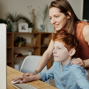 Cum se acordă zile libere pentru părinți pe durata suspendării școlii online