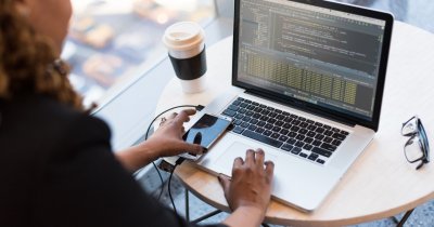Joburi în IT: munca de oriunde permite salarii mai mari pentru programatori