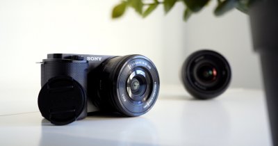 REVIEW Sony ZV-E10: camera cu care să-ți începi cariera pe YouTube