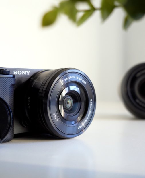 REVIEW Sony ZV-E10: camera cu care să-ți începi cariera pe YouTube