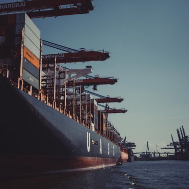 Criza transportului maritim: costuri cu 82% mai mari care influențează afacerile