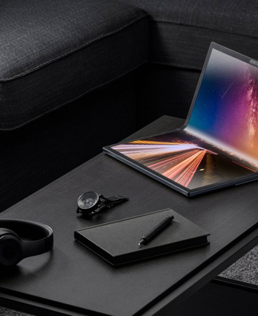 Asus prezintă primul laptop cu ecran OLED pliabil de 17,3 inci din lume