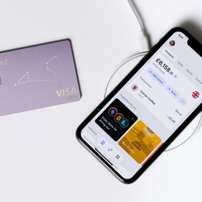 Câți bani au trimis români în țară prin Revolut în 2021