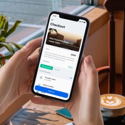 Revolut introduce opțiunea Rezervă cazarea acum, plătește la proprietate