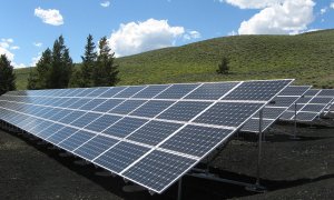 CEC Bank finanțează achiziții de panouri solare, flote auto electrice și hibrid