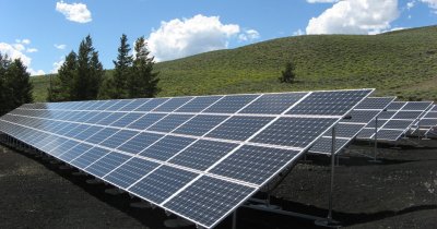 CEC Bank finanțează achiziții de panouri solare, flote auto electrice și hibrid