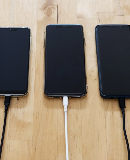 Telefonul a cărui baterie se poate încărca de la 0 la 50% în doar 5 minute