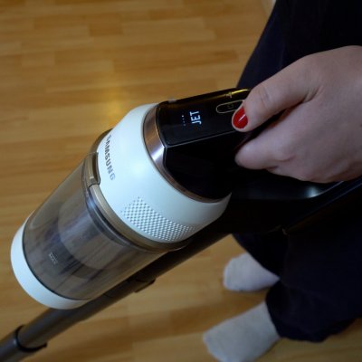 Review Samsung Bespoke Jet, aspiratorul care-ți face casa ”Monica clean”