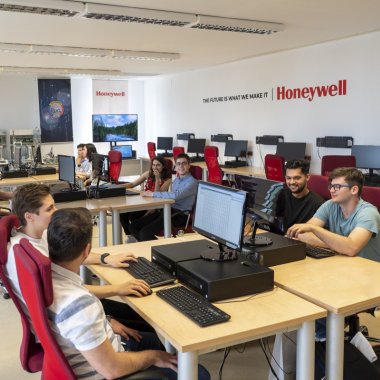Laborator de automatizare dotat de Honeywell la Politehnica București