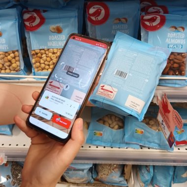La Auchan vei putea scana produsele cu propriul telefon pentru plată mai rapidă