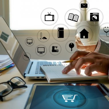 Tendințe în e-commerce: creștere de 10%, accent pe livrări rapide și la lockere