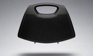 Balenciaga și Bang & Olufsen lansează o boxă în formă de geantă haute couture