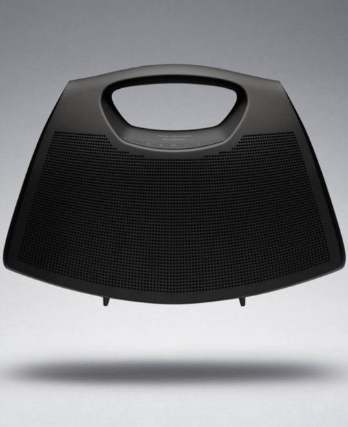 Balenciaga și Bang & Olufsen lansează o boxă în formă de geantă haute couture