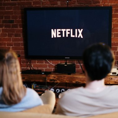 Taxa Netflix în România: implicațiile impozitului de 4% pe veniturile locale