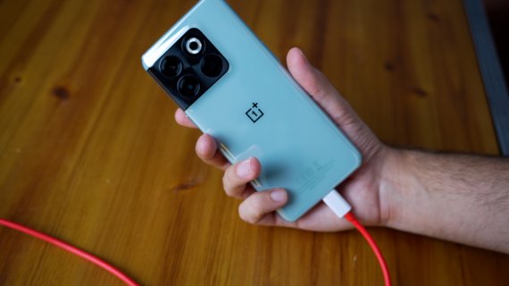 REVIEW OnePlus 10T - ce înseamnă să încarci un telefon la 150 de wați?