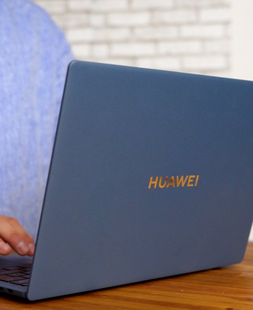 REVIEW Huawei MateBook X Pro 2022 - pariul pe ecranul cu multe culori