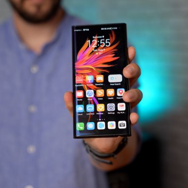 REVIEW Huawei Mate Xs2 - cum arată tranziția de la telefoane mici la pliabile?