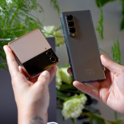 Operatorii telecom deschid precomenzile pentru noile telefoane pliabile Samsung