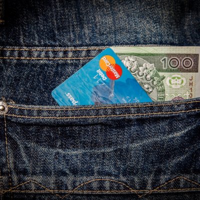 Cum cumpără românii: interes crescut pentru electronice și haine second-hand