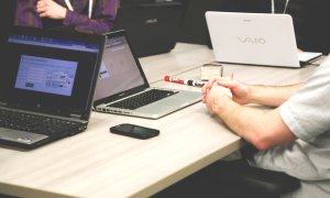 De ce eșuează sau au succes startup-urile din România? Participă la studiu