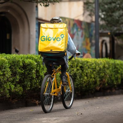 Cu Glovo vei putea comanda acum și produse de la Mobexpert