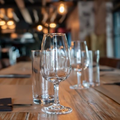 Impactul inflației: 1 din 2 români merge mai rar la restaurant