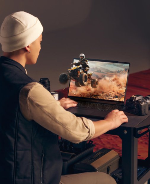 CES 2023: Acest laptop Asus redă imagini 3D pe care le vezi fără ochelari
