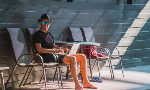 România pe jumătate: 50% din oameni lucrează exclusiv la sediu, alții remote