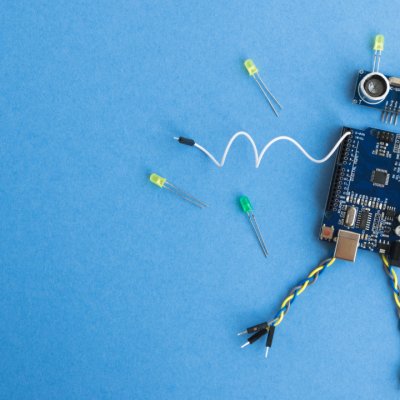 Elevii români de la 72 de licee concurează pentru titlul de campioni la robotică