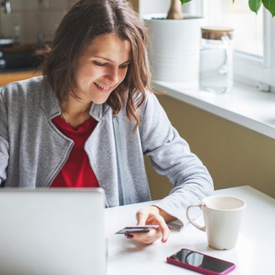 9 din 10 români petrec cel puțin o oră/zi în Social Media - care sunt tendințele