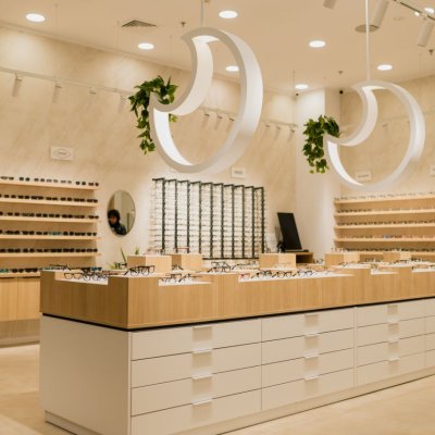 Lensa ajunge la 10 ani și se extinde accelerat cu magazine fizice în țară