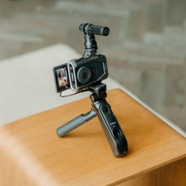Canon lansează o cameră ultracompactă pentru vlogging în mișcare