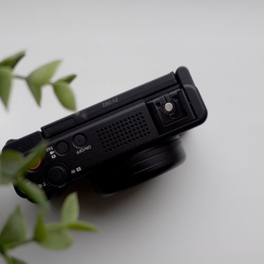 Sony lansează noua cameră de vlogging cu obiectiv superangular cu zoom, ZV-1 II