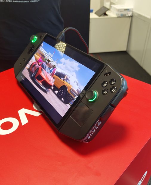 Lenovo aduce în România consola Legion Go și laptopul Legion 9i cu răcire cu lichid