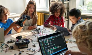 Hour of Code 2023 - profesorii și elevii învață despre creativitatea prin IA