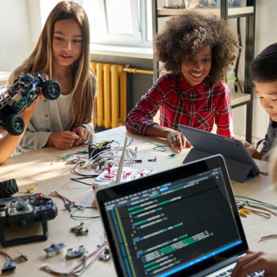 Hour of Code 2023 - profesorii și elevii învață despre creativitatea prin IA