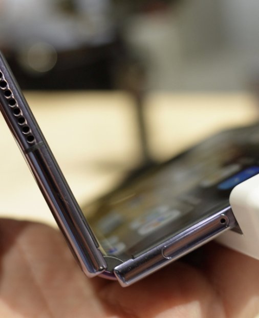 Honor Magic V2 se vinde bine: 1 milion de telefoane pliabile au fost produse