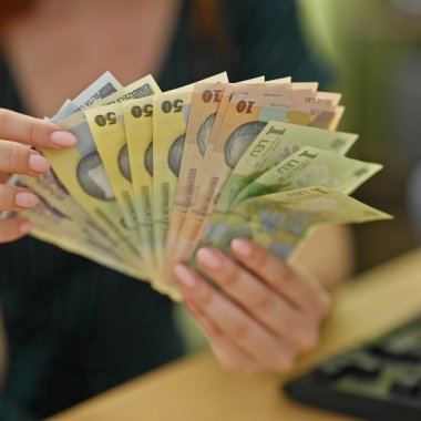 Peste jumătate dintre români fac cumpărături de Crăciun cu cash