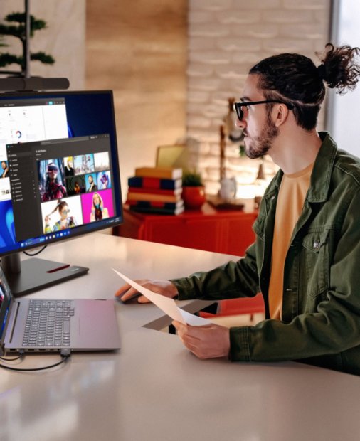 CES 2024: oferta Lenovo de laptopuri și desktop-uri pentru companiile mici