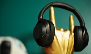 REVIEW Sony ULT Wear: când iubești bass-ul